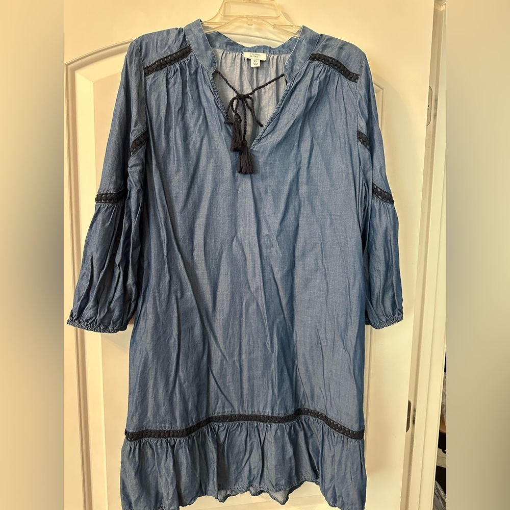 Great denim looking dress in great condition.
